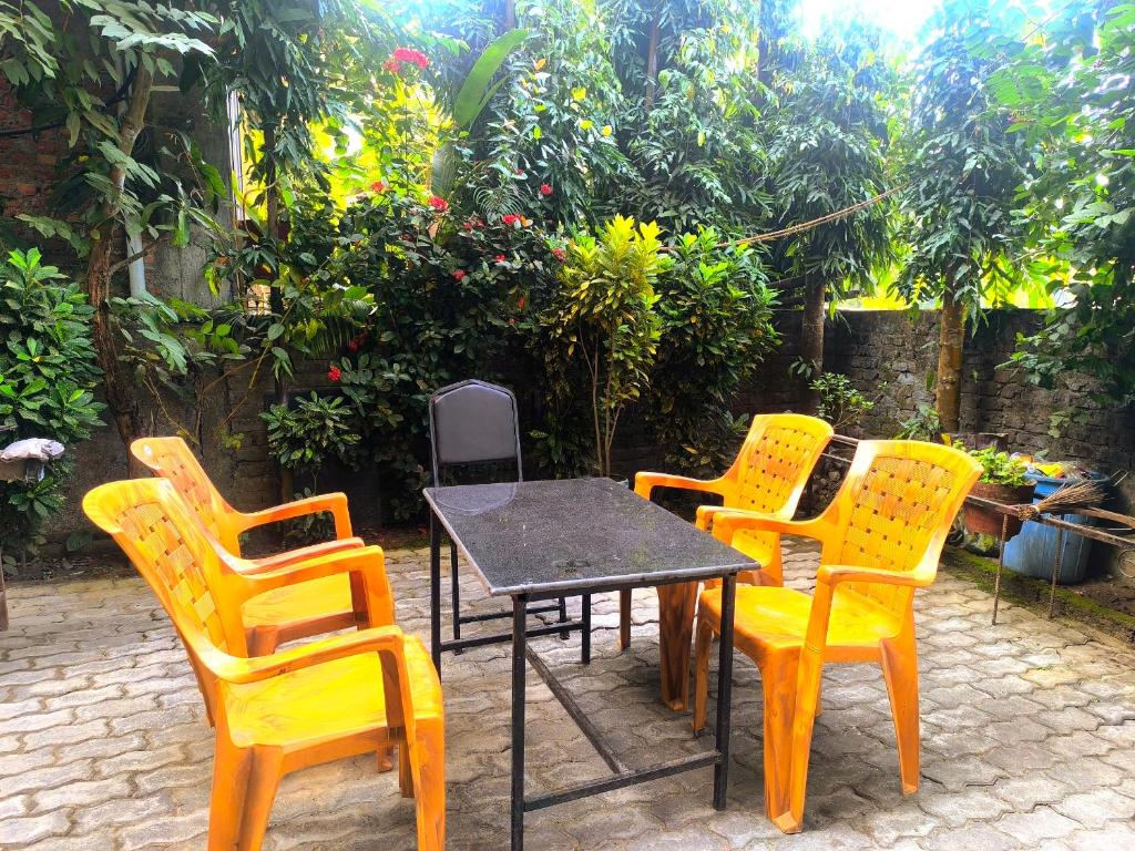 Zahrada ubytování Nikunj Safari Guest House Sauraha- A place where you can book jungle wildlife Safari