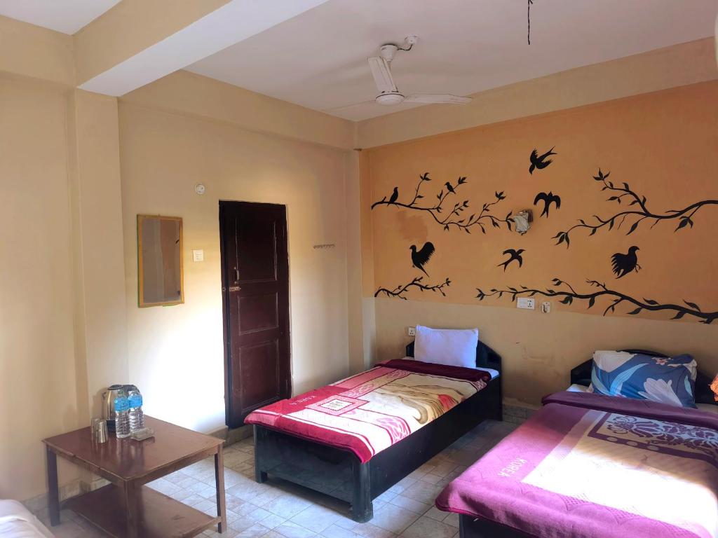 Postel nebo postele na pokoji v ubytování Nikunj Safari Guest House Sauraha- A place where you can book jungle wildlife Safari