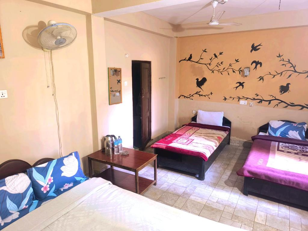 Postel nebo postele na pokoji v ubytování Nikunj Safari Guest House Sauraha- A place where you can book jungle wildlife Safari