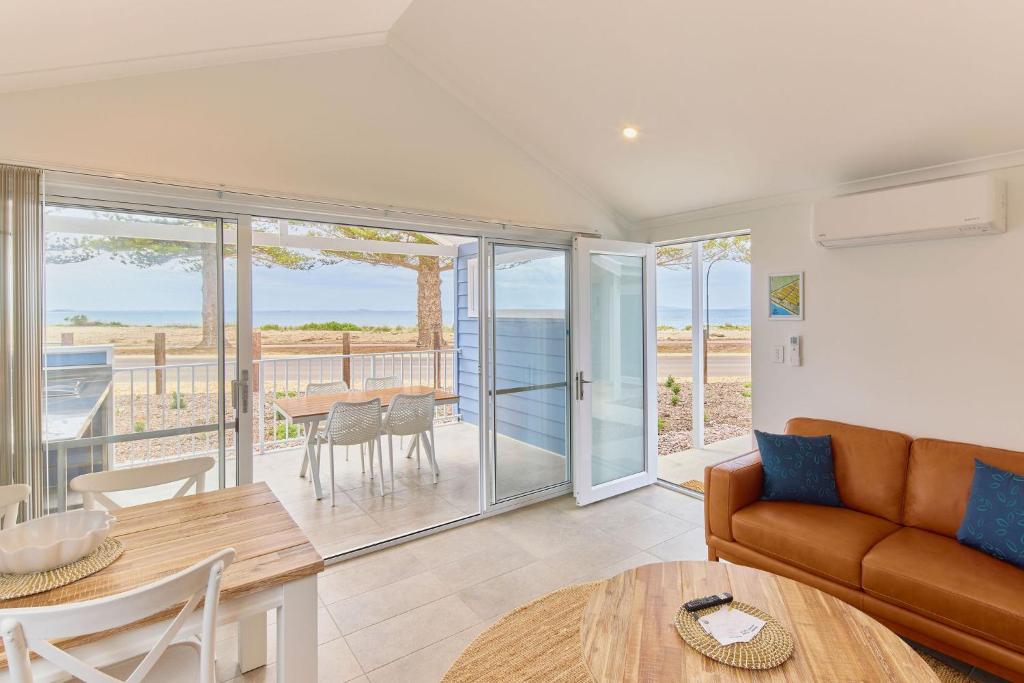 ein Wohnzimmer mit einer Couch und einem Tisch in der Unterkunft RAC Esperance Holiday Park in Esperance