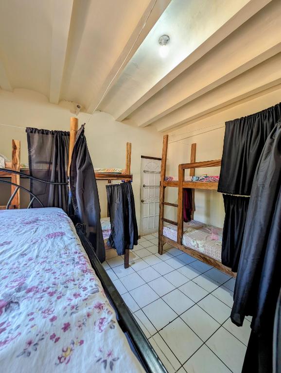 Postel nebo postele na pokoji v ubytování Screaming Gecko Hostel