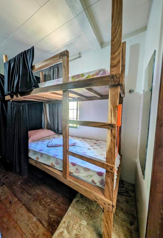 Postel nebo postele na pokoji v ubytování Screaming Gecko Hostel