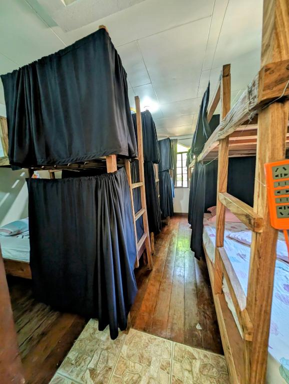 Postel nebo postele na pokoji v ubytování Screaming Gecko Hostel