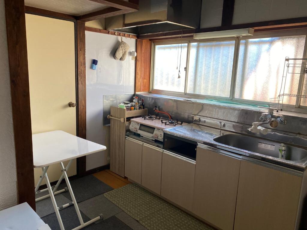 Kuchyň nebo kuchyňský kout v ubytování One Room in Pusang Gala