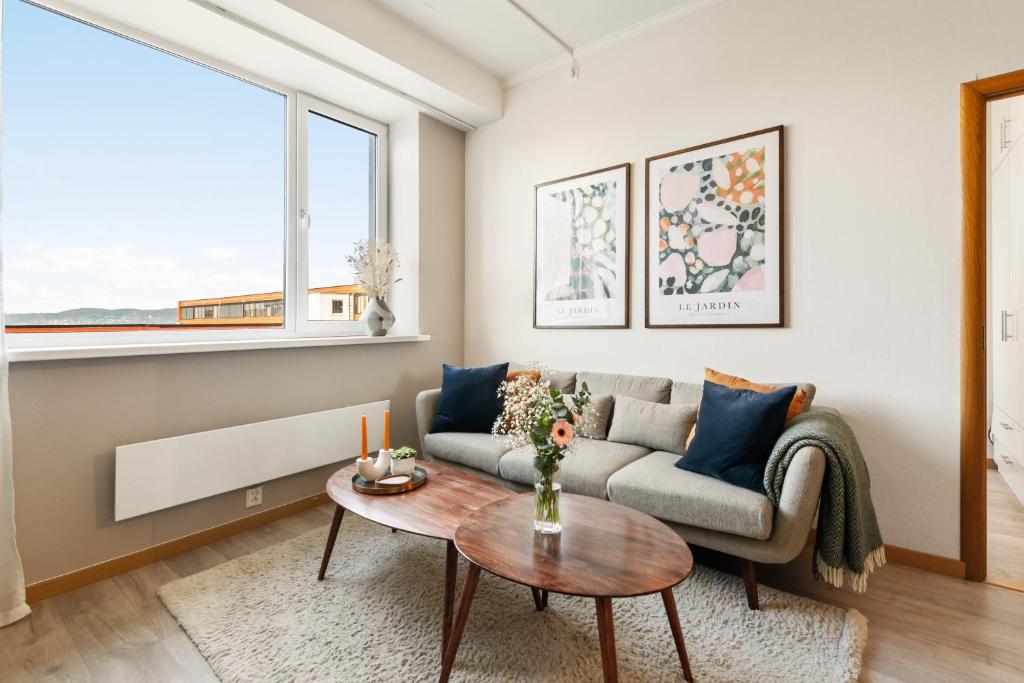 Χώρος καθιστικού στο 3-roms leilighet i hjertet av Sandviken