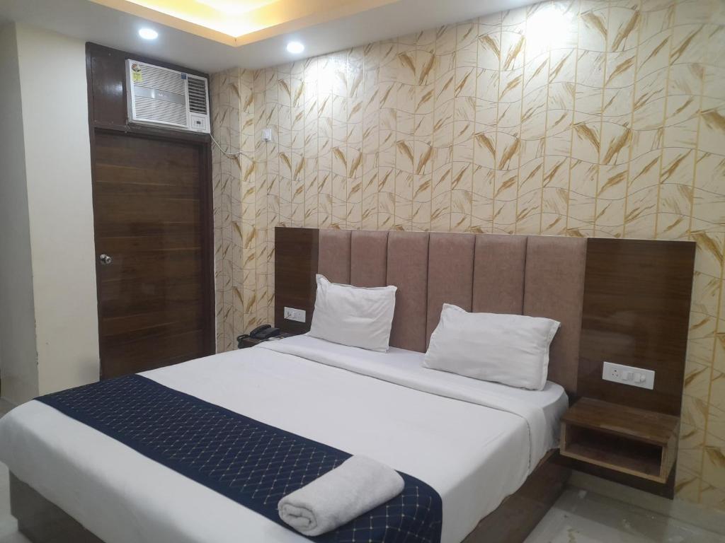 Postel nebo postele na pokoji v ubytování Hotel Vijaydeep Place Near Delhi Airport
