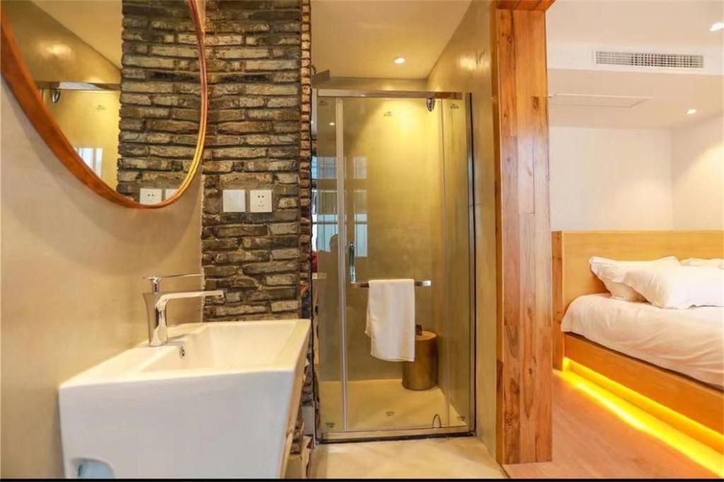Kamar mandi di Huangliang Yimeng Designer Hotel Wuzhen Xizha Scenic Area Branch