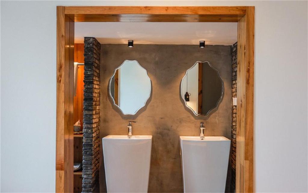 Kamar mandi di Huangliang Yimeng Designer Hotel Wuzhen Xizha Scenic Area Branch