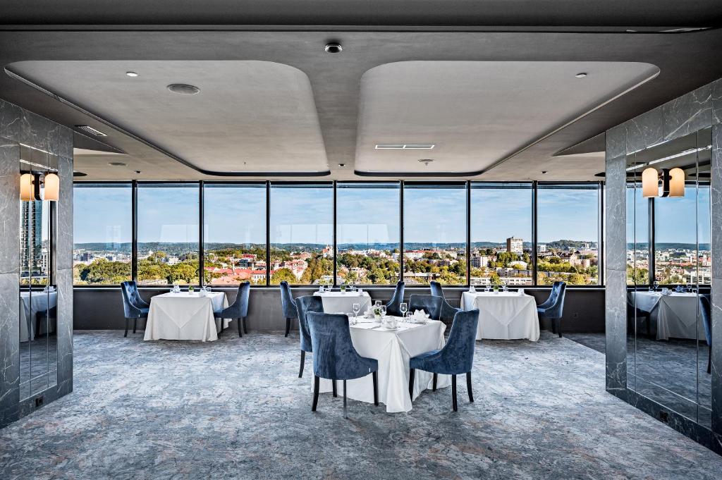 Restaurace v ubytování VILNIUS PARK PLAZA HOTEL, Restaurant & Terrace, Panorama Bar, Conference & Banquet Center
