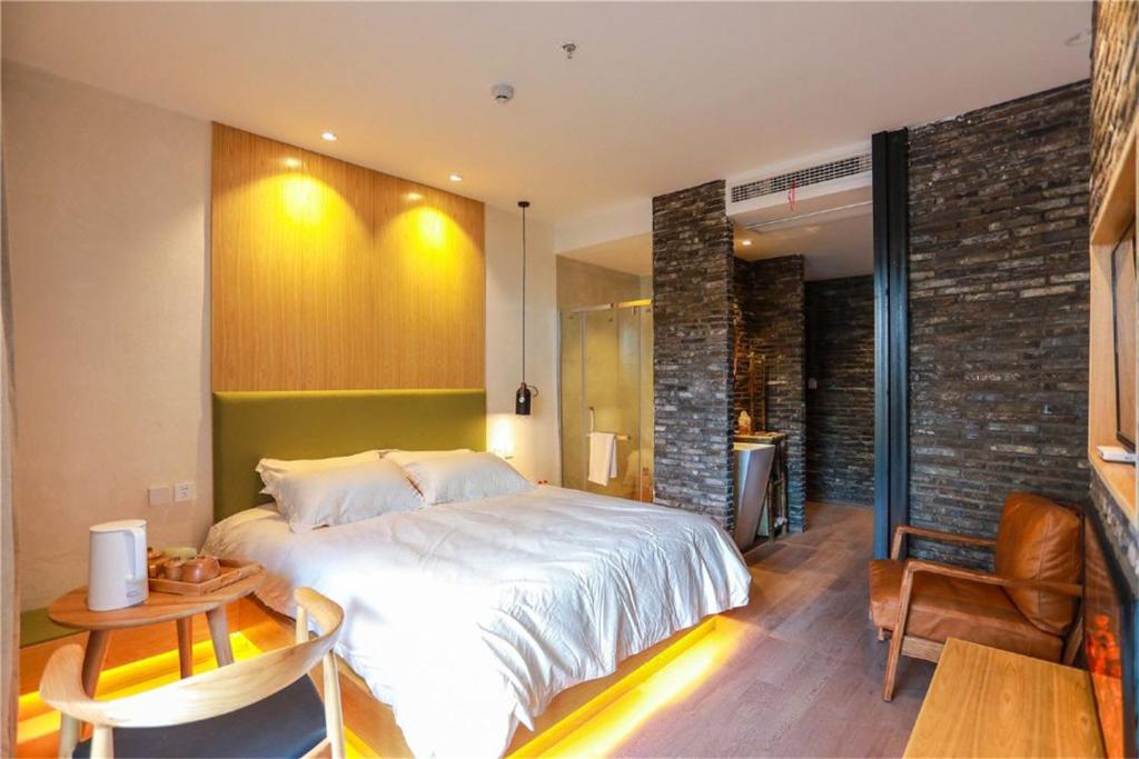 Tempat tidur dalam kamar di Huangliang Yimeng Designer Hotel Wuzhen Xizha Scenic Area Branch