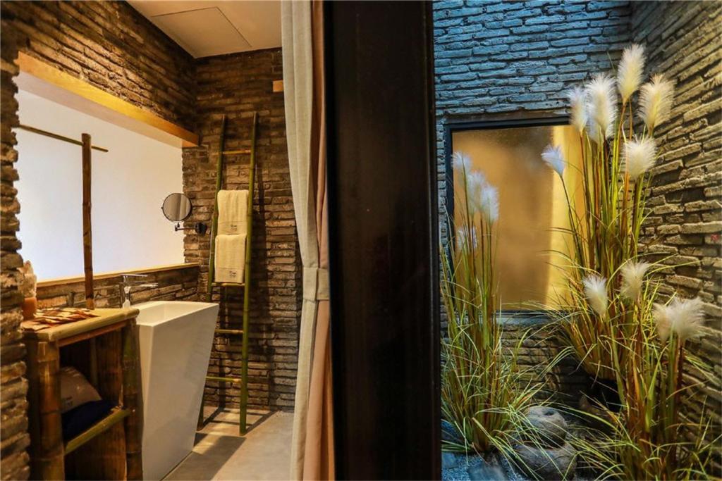 Kamar mandi di Huangliang Yimeng Designer Hotel Wuzhen Xizha Scenic Area Branch