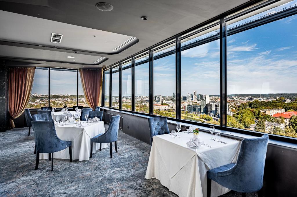 Restaurace v ubytování VILNIUS PARK PLAZA HOTEL, Restaurant & Terrace, Panorama Bar, Conference & Banquet Center