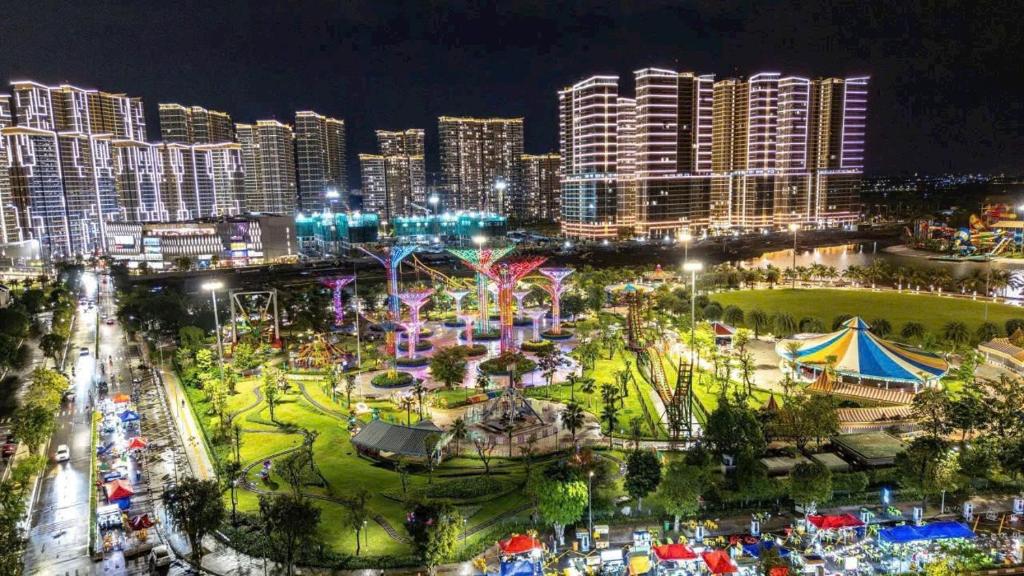 a night view of a carnival in a city at Khu đô thị Vinhomes Grand Park Tp Thủ đức Tp HCM in Long Bình