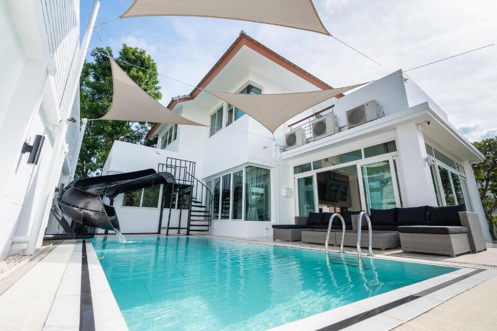 Πισίνα στο ή κοντά στο SeaBreeze Grand Pool Villa Pattaya