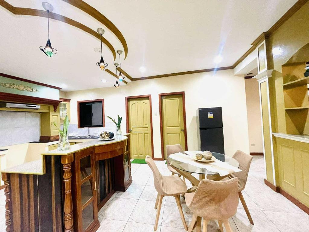 Imagen de la galería de Per Room Booking Host Homes Apitong 3BR Apartelle, en Utap