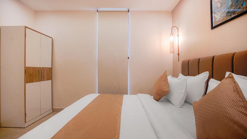 Postel nebo postele na pokoji v ubytování Perfectstayz Premium Varanasi