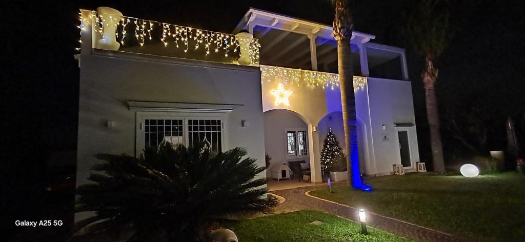 una casa blanca con luces de Navidad en ella en Il Melograno chic&nature, en Santa Maria La Carità