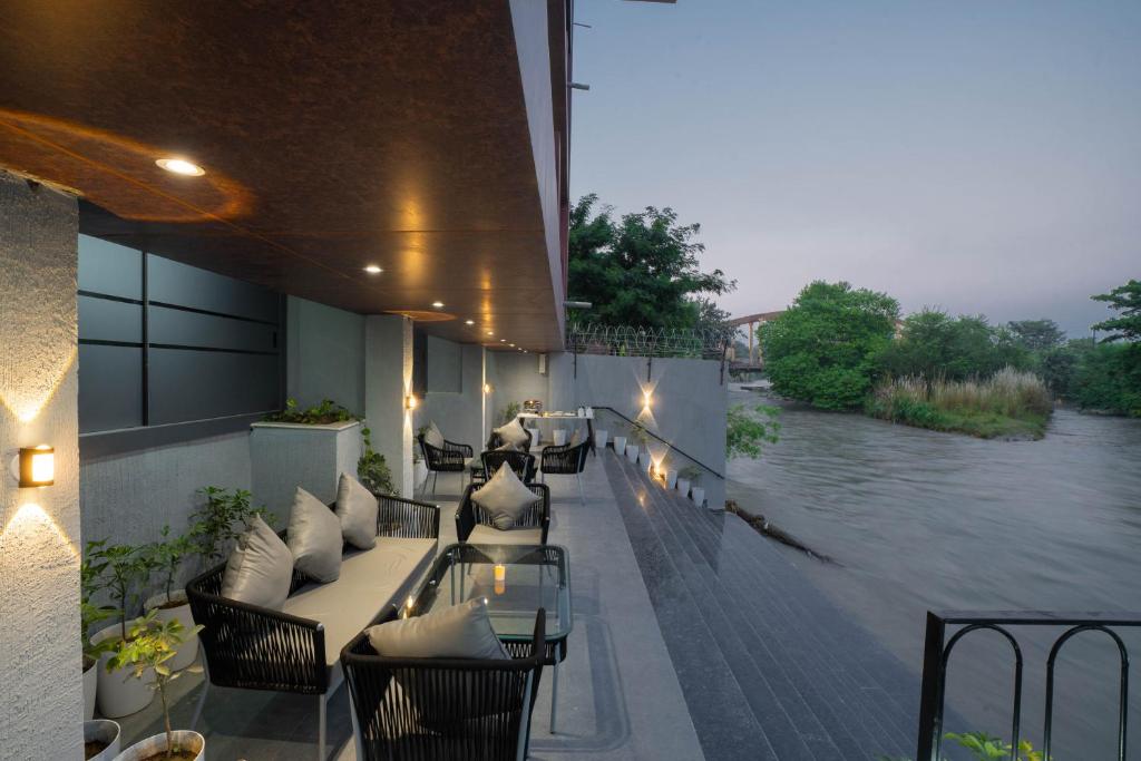 Výhled na řeku, která protéká v blízkosti hotelu
