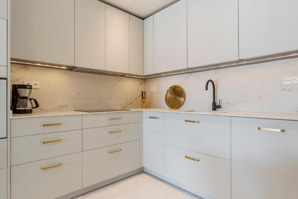 Kuchyň nebo kuchyňský kout v ubytování Espacioso y encantador apartamento en las gaviotas