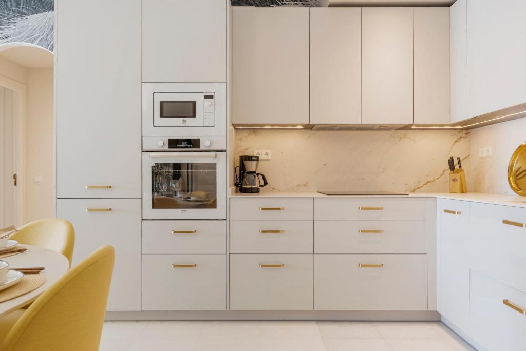 Kuchyň nebo kuchyňský kout v ubytování Espacioso y encantador apartamento en las gaviotas