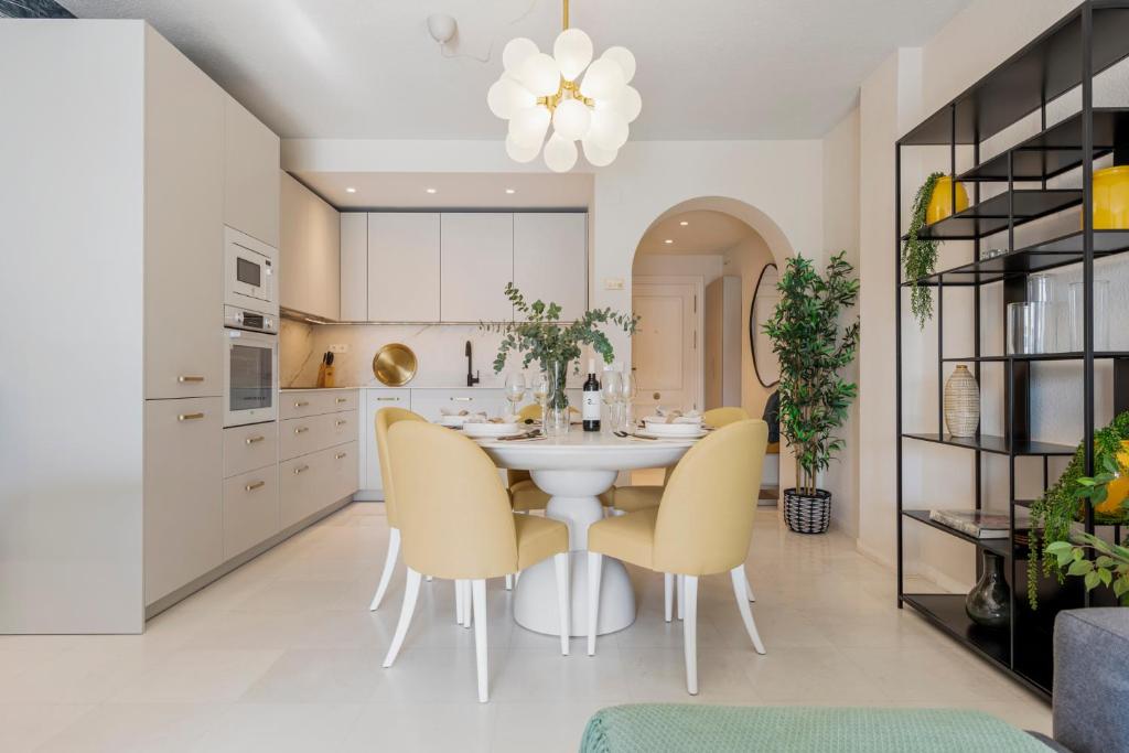Kuchyň nebo kuchyňský kout v ubytování Espacioso y encantador apartamento en las gaviotas