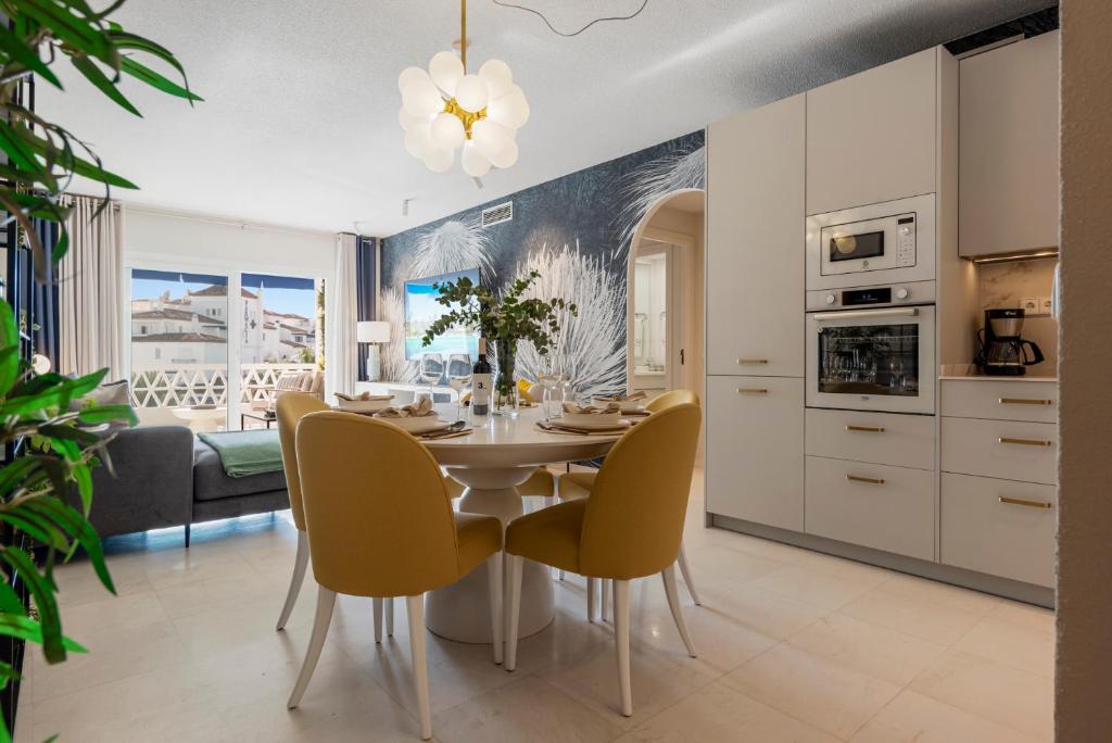 Kuchyň nebo kuchyňský kout v ubytování Espacioso y encantador apartamento en las gaviotas