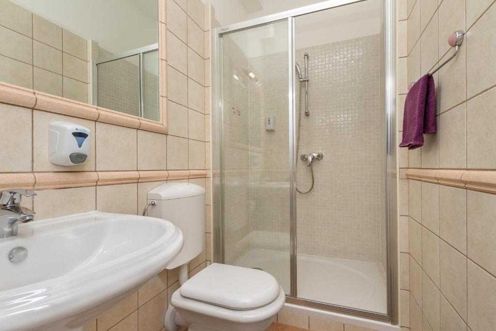Koupelna v ubytování Apartments Aspalathos