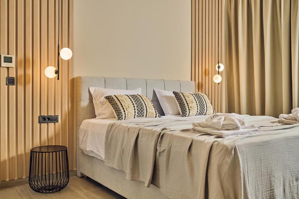 Postel nebo postele na pokoji v ubytování Althea Lavish Estate - Villa & Suite