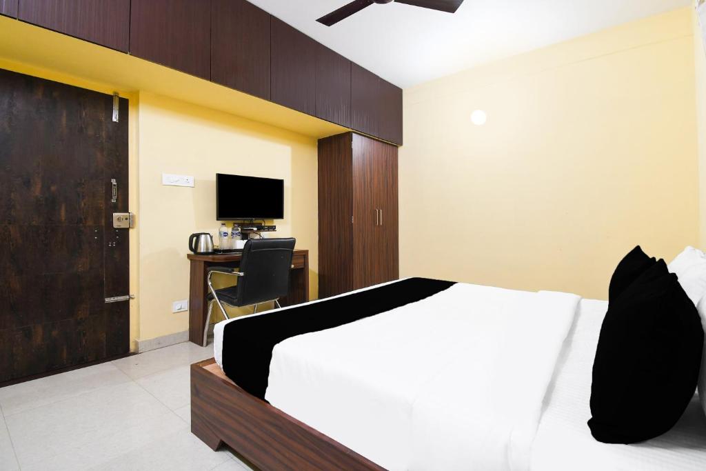 TV a/nebo společenská místnost v ubytování Super Hotel O Indira Park Road Bhubaneswar