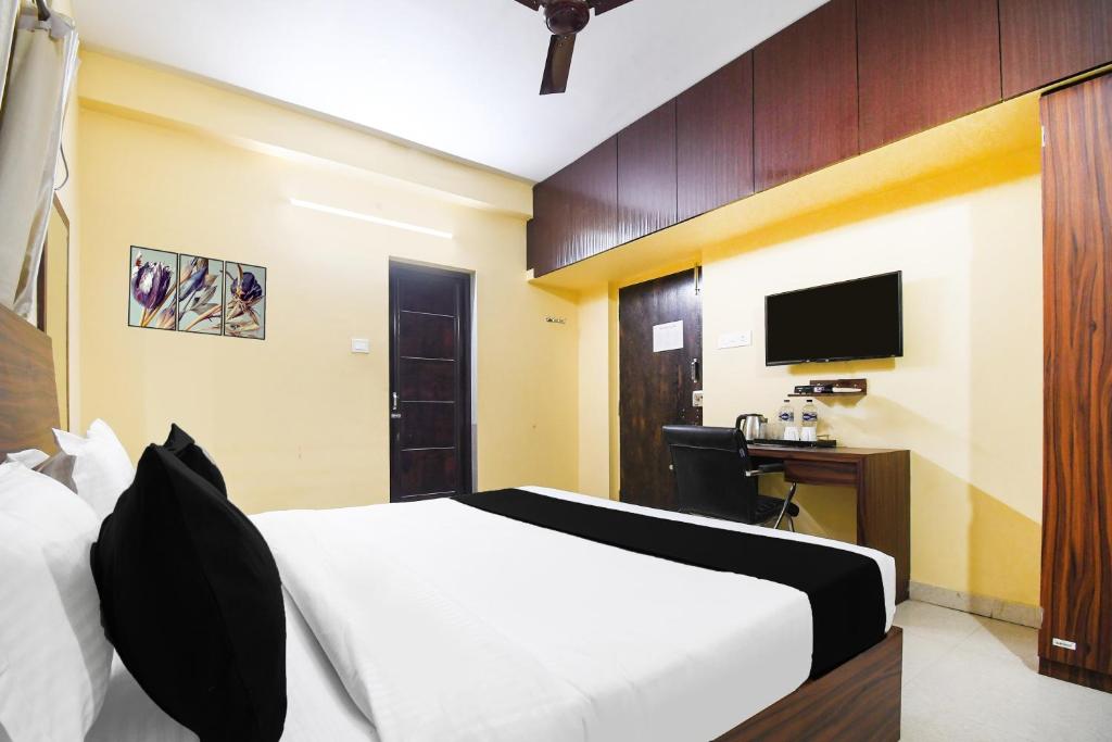 TV a/nebo společenská místnost v ubytování Super Hotel O Indira Park Road Bhubaneswar