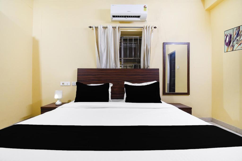 Postel nebo postele na pokoji v ubytování Super Hotel O Indira Park Road Bhubaneswar