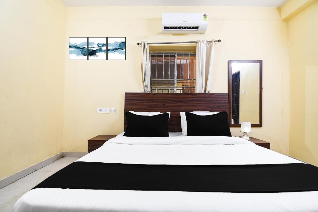 Postel nebo postele na pokoji v ubytování Super Hotel O Indira Park Road Bhubaneswar