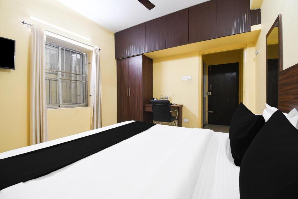 Postel nebo postele na pokoji v ubytování Super Hotel O Indira Park Road Bhubaneswar