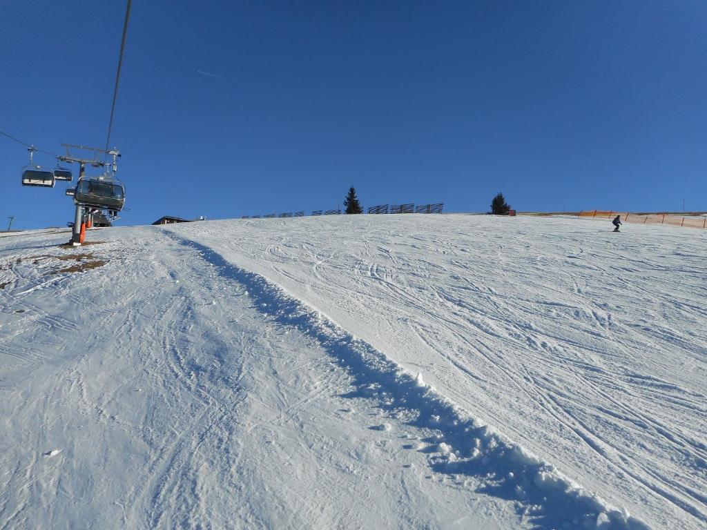 um teleférico no topo de uma pista coberta de neve em Villa Relax am See em Bodensdorf