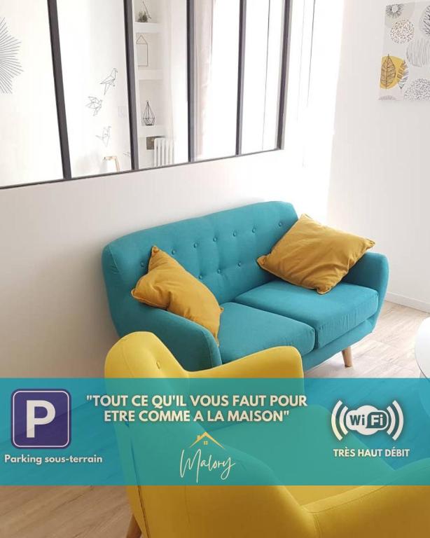 un canapé bleu avec des coussins jaunes dans un salon dans l'établissement COCON du centre ville avec PARKING et WIFI, à Millau