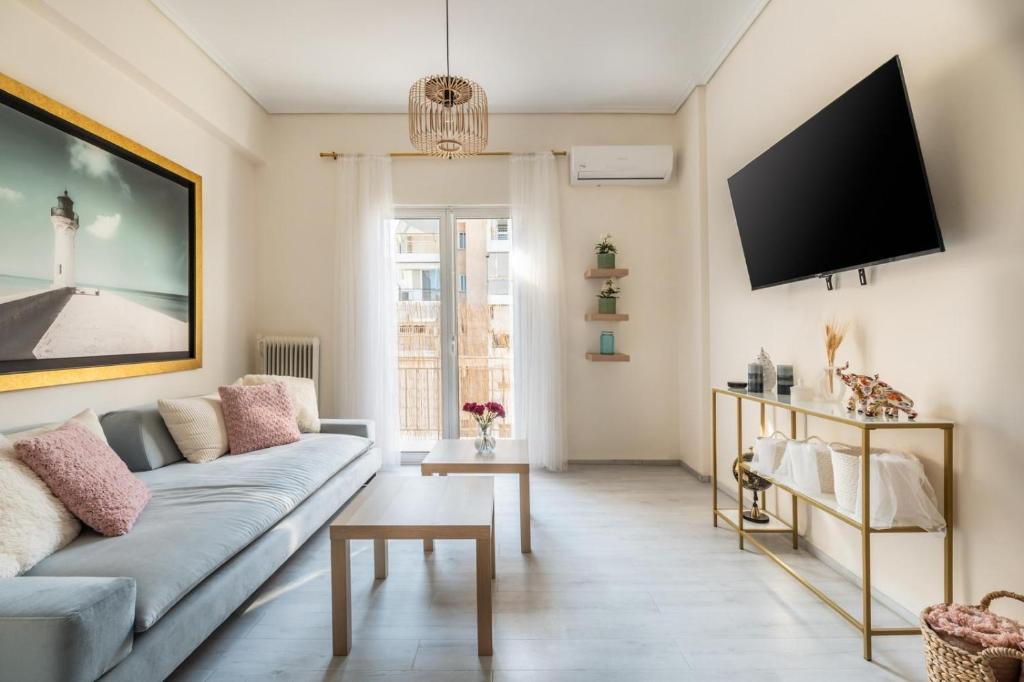 TV a/nebo společenská místnost v ubytování Emilia Athens