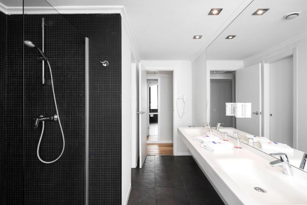 a bathroom with a shower and two sinks and a shower at Hotel Alimara in Barcelona
