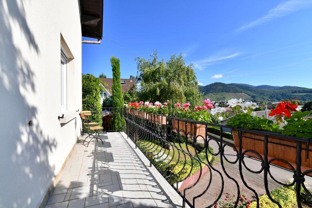 Elle dispose d'un balcon avec une clôture fleurie. dans l'établissement Gîte les Rosiers du Blosen, à Thann
