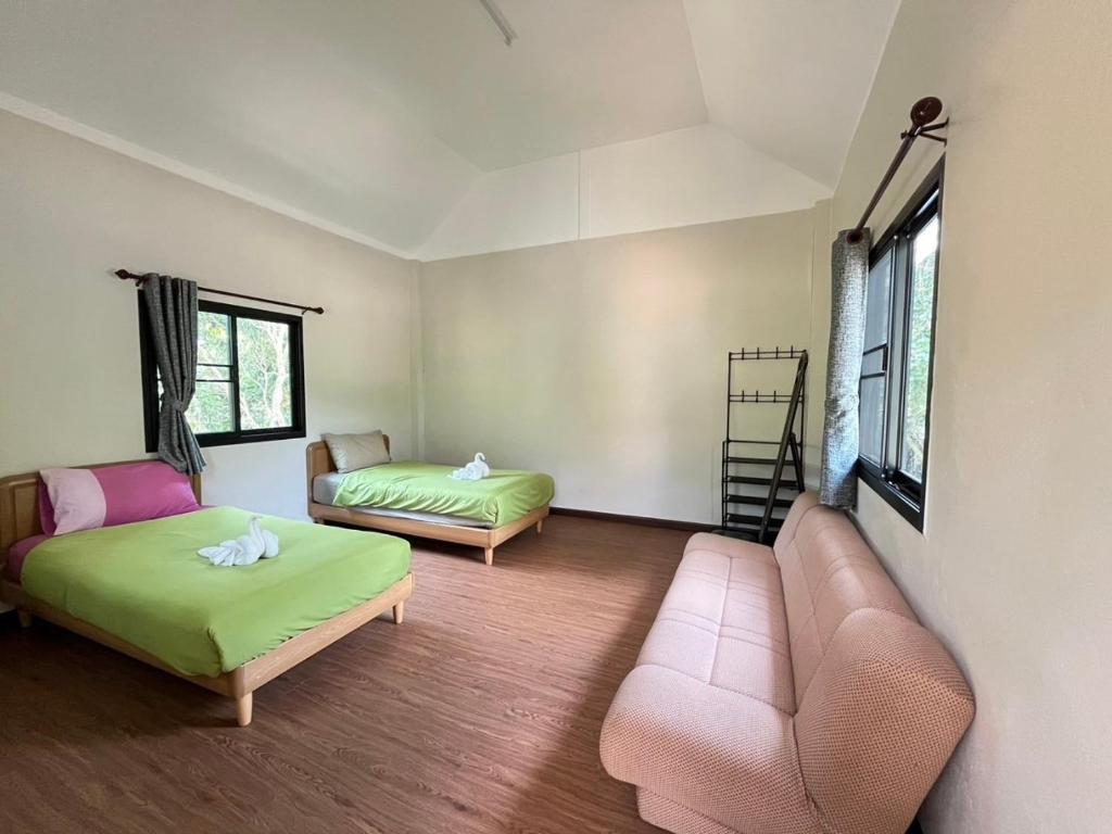 Кровать или кровати в номере GumbieVillage & FarmStay