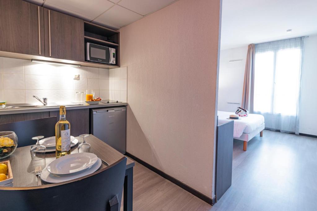 Kuchyň nebo kuchyňský kout v ubytování Comfort Aparthotel Nimes Centre