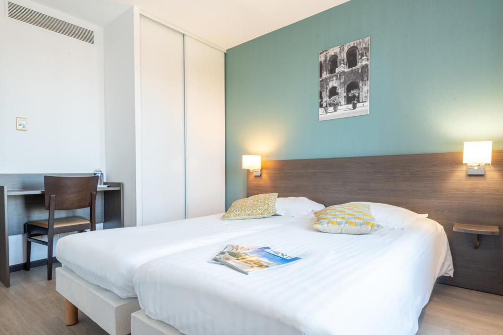 Postel nebo postele na pokoji v ubytování Comfort Aparthotel Nimes Centre