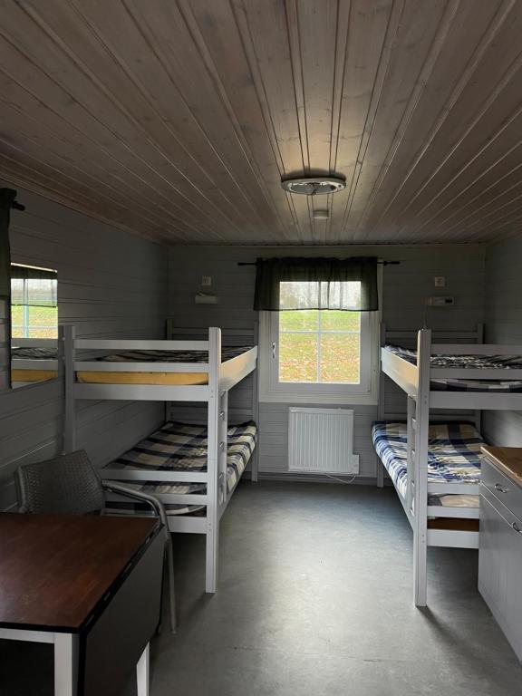 Postel nebo postele na pokoji v ubytování Skara Stads-camping & Stugby
