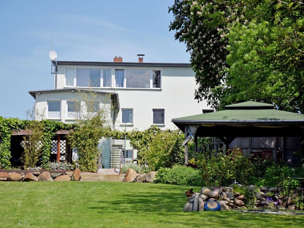 アルテフェーアにあるFerienwohnung Sundblickの大きな白い家