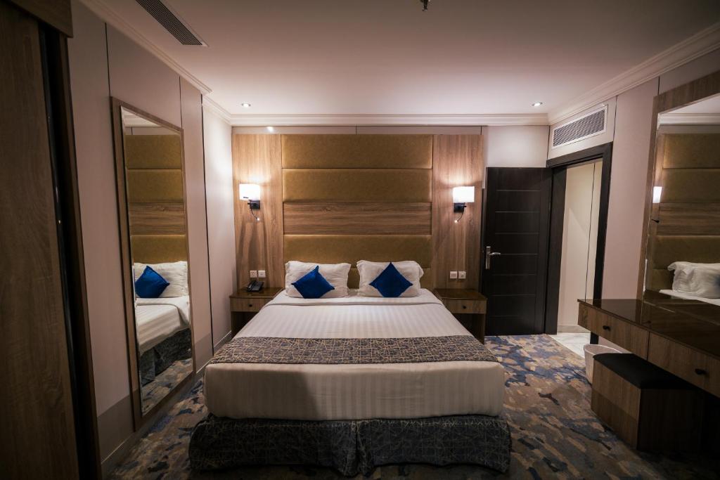 Postel nebo postele na pokoji v ubytování Ebreez Hotel