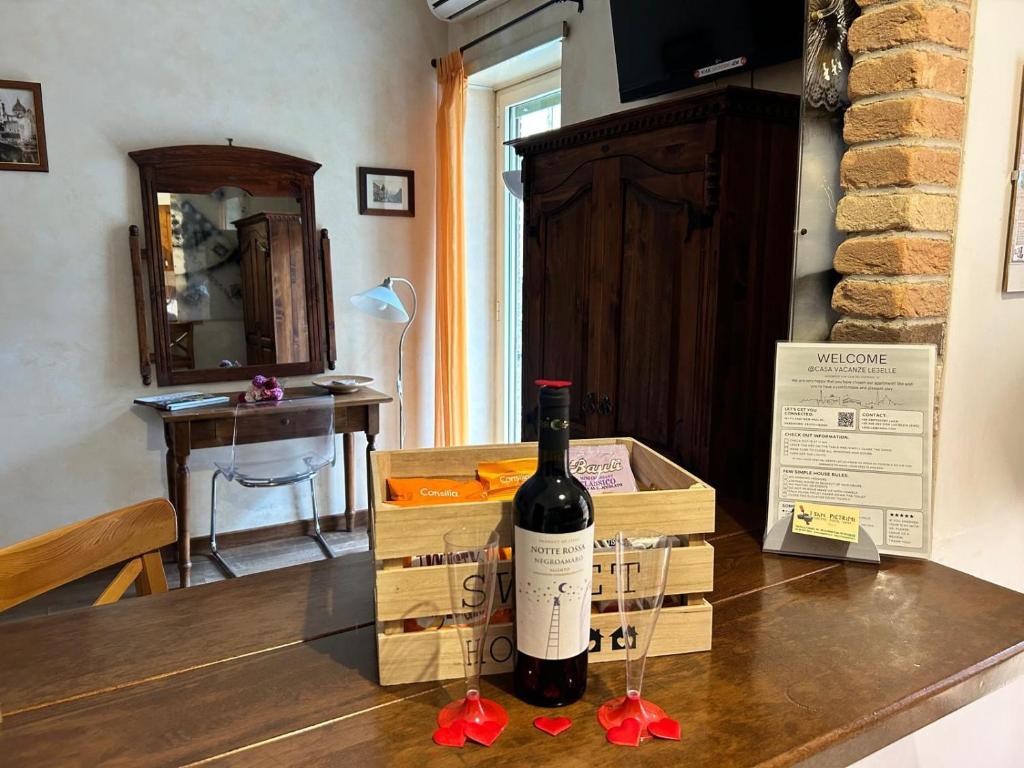 eine Flasche Wein auf einem Tisch in der Unterkunft Le 3 Elle Vaticano San Pietro in Rom