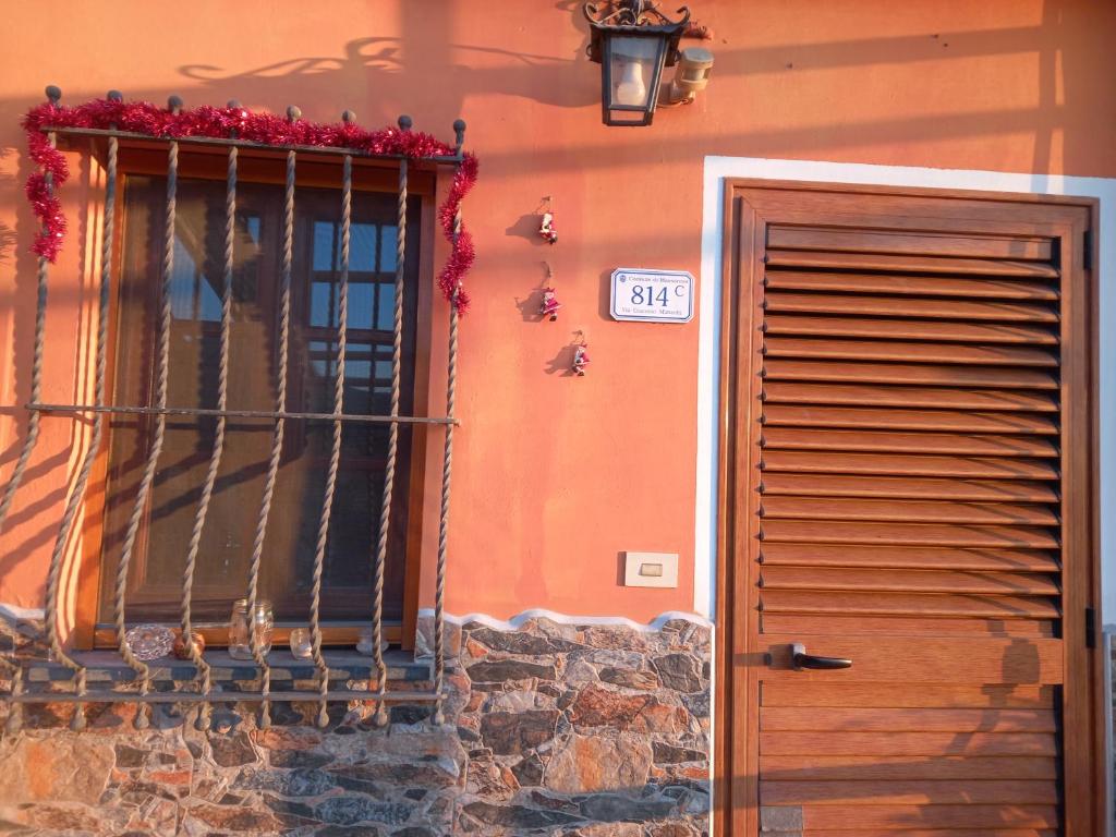dom z oknem i znakiem na nim w obiekcie La casa di Zeno w mieście Stiava