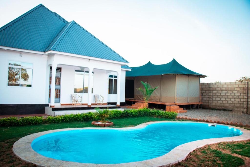 Πισίνα στο ή κοντά στο Local Villa Lodge