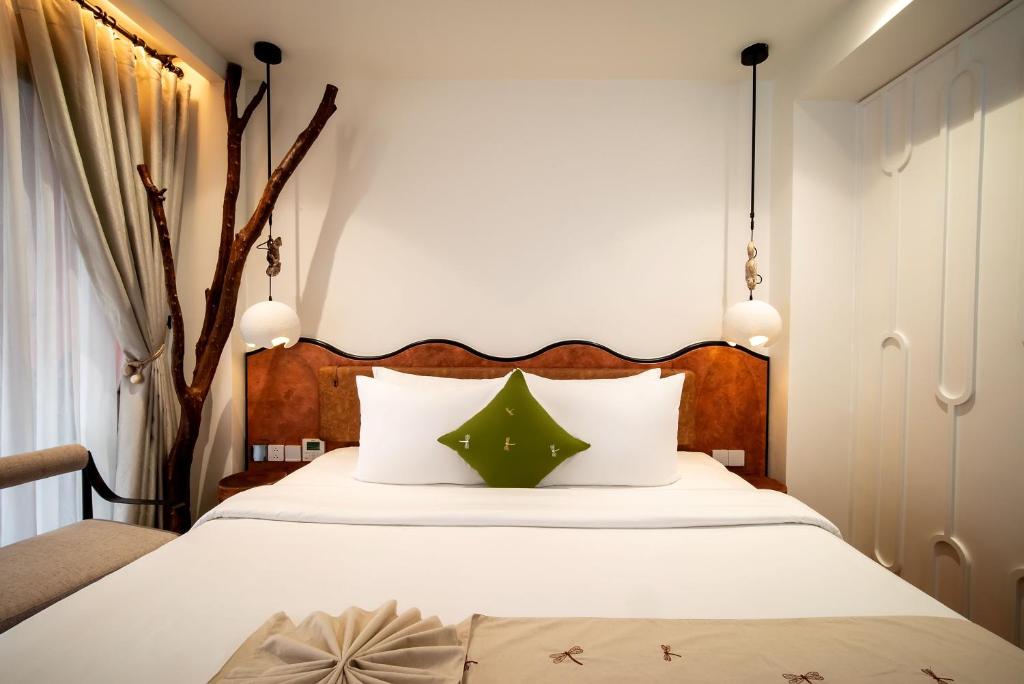 ME Signature Suite High-Floor Balcony with Once-time minibar