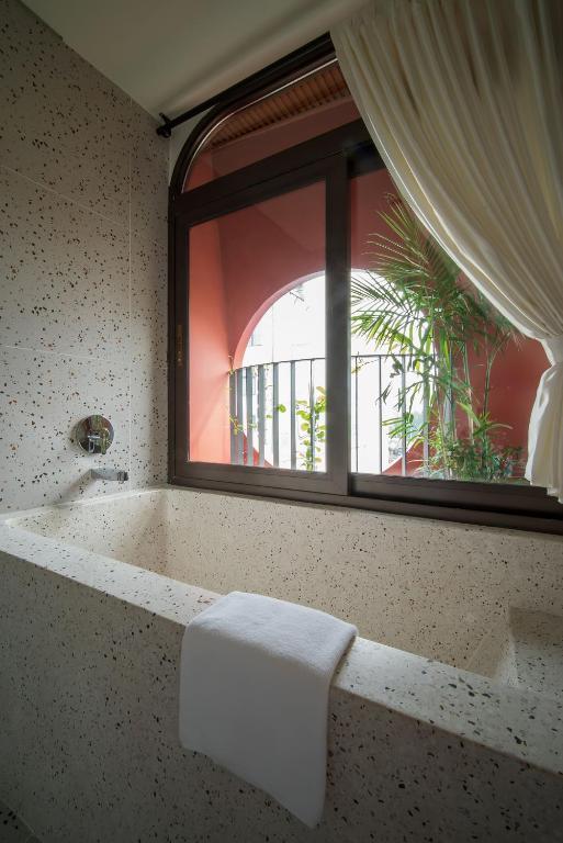 ME Signature Suite High-Floor Balcony with Once-time minibar