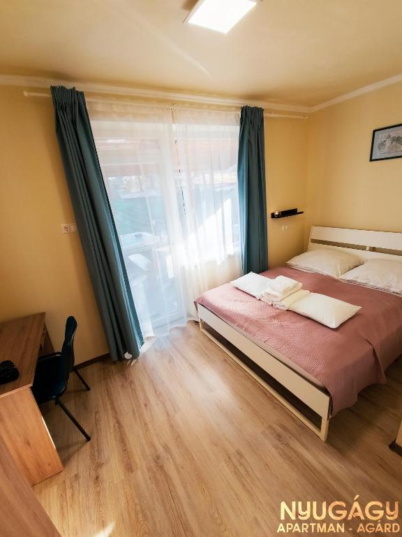 Nyugágy Apartman客房内的一张或多张床位